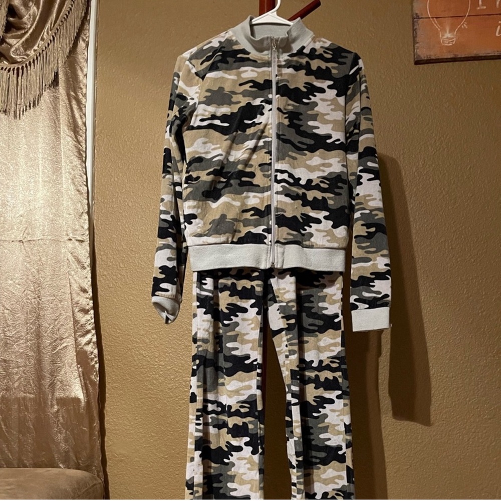 Camouflage sweatpants and sweatshirt set M